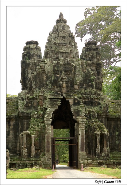 2006 - 07 - Temple angkor - Victory gate 05